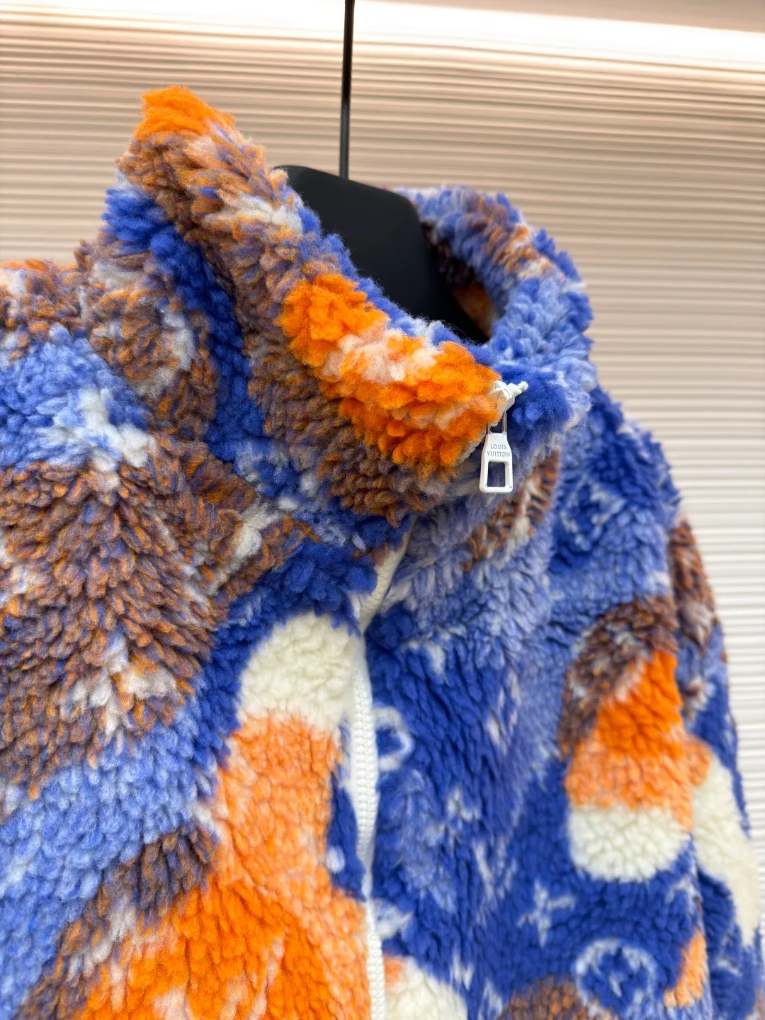 LOUIS VUITTON colorful polar fleece jacket ●Original version: Purchased and developed for 14900 ●Item number: 1680945-B70 ●Fabric: polar fleece fabric ●Technology: yarn-dyed fabric ●Version: fitted version ●Weight: about 815 grams ●Size: XS-S-M-L ●Description: The fabric is made of [90% polyester + 10% wool blended yarn-dyed fabric]. The Y version was purchased and disassembled, and the bottom was turned over [scanning and painting to make a yarn-dyed device]. The yarn dyeing was all made of [custom-dyed polyester blended wool material yarn]. The finished fabric was [polar fleece and then sheared], containing [sheep wool blended yarn], and the color is saturated. The degree of harmony is higher, and the fluff after polar fleece is more [fluffy and three-dimensional]. It is matched with [26s combed cotton plain weave] as the lining. The inner small pocket is made of [60 double-ply twill woven cotton]. The front and back panels of the entire garment are made of [positioned flower hand-cut]. The overall routing is straight and delicate, the fabric is comfortable and soft, and the color is consistent without color difference. It can be matched with the same style to create a fashionable look, and can be used in various occasions. Customized accessories, complete with three standards, same style for men and women!